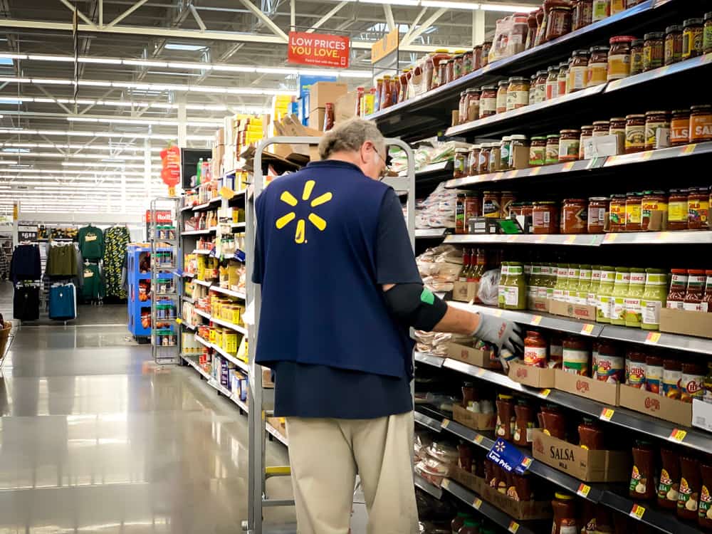 Walmart-supermarket-employee